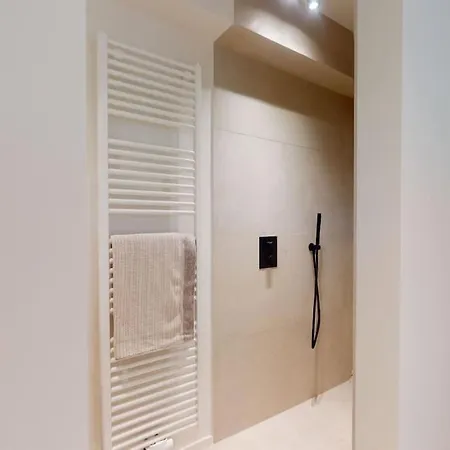 Lush 3bed/3bath Penthouse W Deck Appartamento